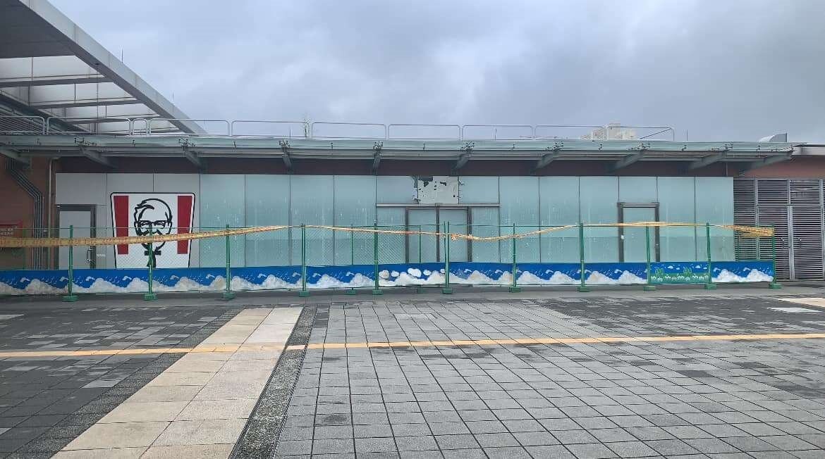 網友在「我是青埔人」發文分享肯德基高鐵數位店吹熄燈號,大嘆「爺爺走了」。圖:翻攝自臉書我是青埔人