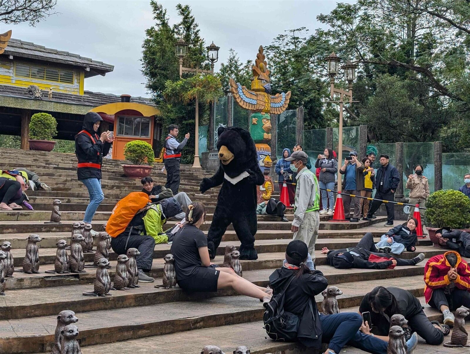 六福村模擬地震造成台灣黑熊脫逃。圖:六福村提供