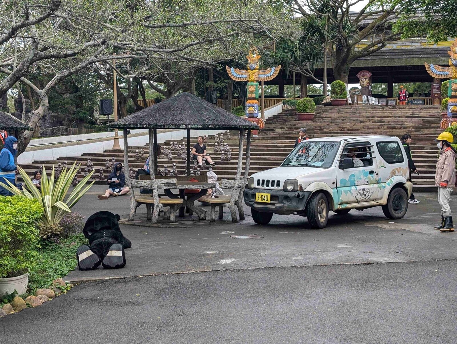 六福村動員近30位動物管理人員投入演習,模擬黑熊脫逃時,執行誘餌計畫、吹箭等方式機警應變。圖:六福村提供