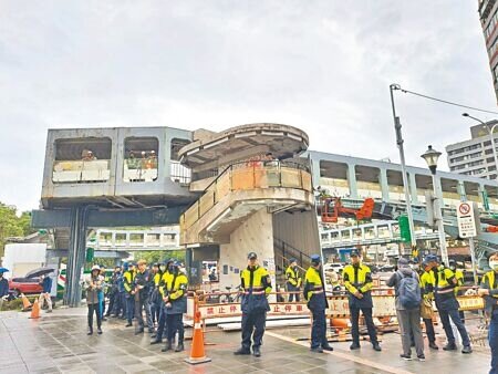 
台北市文化局19日公告新生和平人行天橋不具文化資產價值潛力不予列冊追蹤，北市新工處隨即派員封鎖天橋。（予菱攝）
