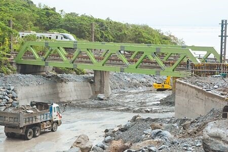 
台鐵北迴線小清水溪橋西正線因颱風凱米侵襲沖毀，原地改建鋼構橋，工程進度超前，預計12月21日通車。（王志偉攝）
