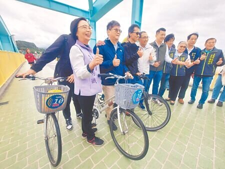 
新北市長侯友宜（左四）19日出席五股觀音坑溪橋完工啟用典禮，並和首批通過的自行車騎士合影。（張鎧乙攝）
