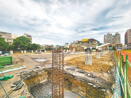 
苗栗縣推動學校建置光電球場，近日爆發承包廠商普登科技嚴重違約事件，有11所中小學的光電球場施工停擺，甚至連動工都沒有，竹南國中的光電球場工程只完成基礎工程後即未再有動作，縣長鍾東錦獲悉後大怒，認為廠商不負責任，已指示11校發出存證信函解約，將重新招標發包以完成光電球場。（謝明俊攝）
