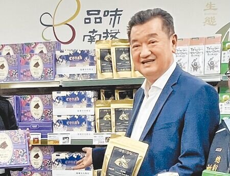 
國民黨籍草屯鎮長簡景賢18日下午出席南投縣政府與楓康超市聯名便當上市活動，深夜被司機發現倒臥鎮長休息室身亡，享壽65歲。（本報資料照片）
