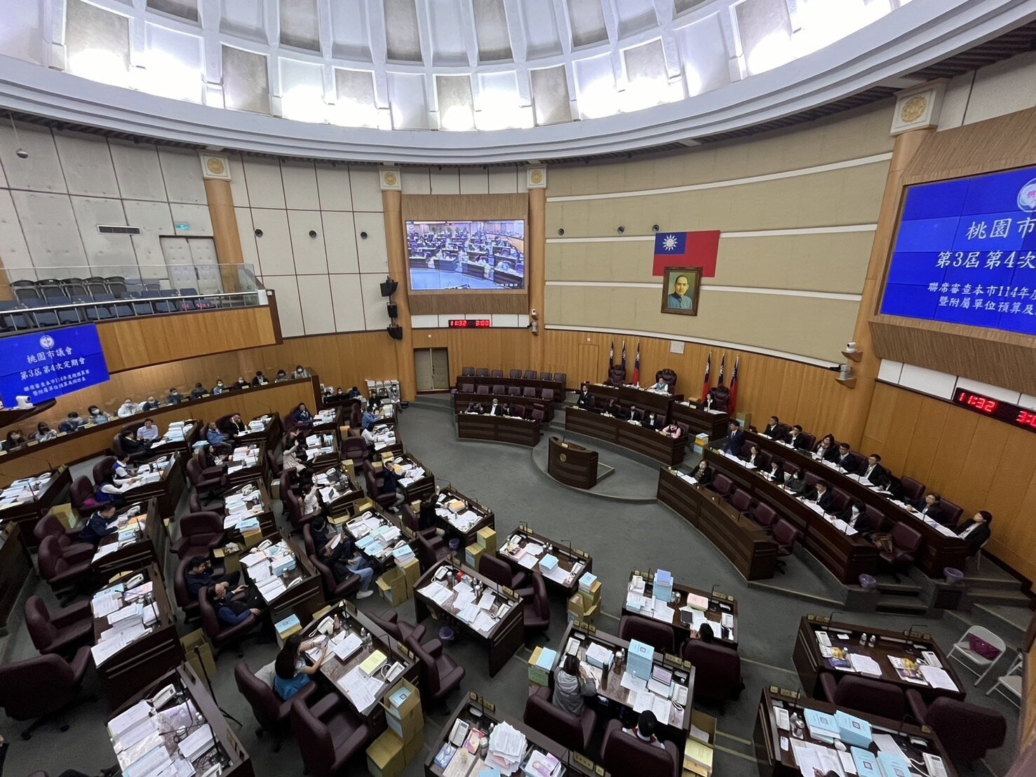 桃園市觀光旅遊局明年編列3.6億元預算辦2025台灣燈會,綠營議員認為經費說明太簡單,比「一字千金」誇張,並指台南花5億元才辦好活動,質疑3.6億元的成效,提議擱置。記者陳俊智/攝影