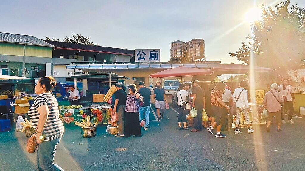 台南玉井青果市場來往採購的民眾很多,但附設的公廁間數太少,讓遊客和商家抱怨連連。圖/讀者提供