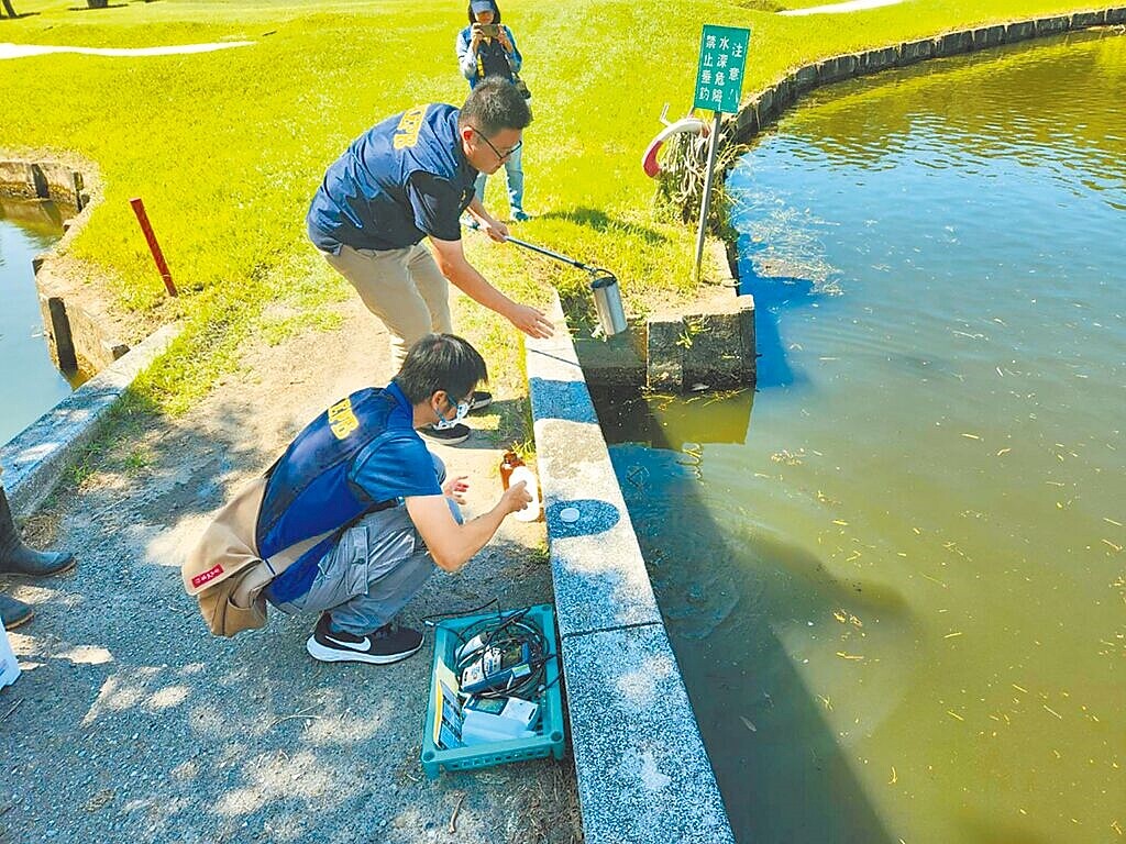 高市府工務局及環保局日前聯合稽查,查獲高雄高爾夫球場違規使用農藥,重罰100萬元。圖/高市環保局提供
