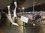 北市和平新生天橋南側橋面開拆　反拆團體橋下抗議籲市府懸崖勒馬