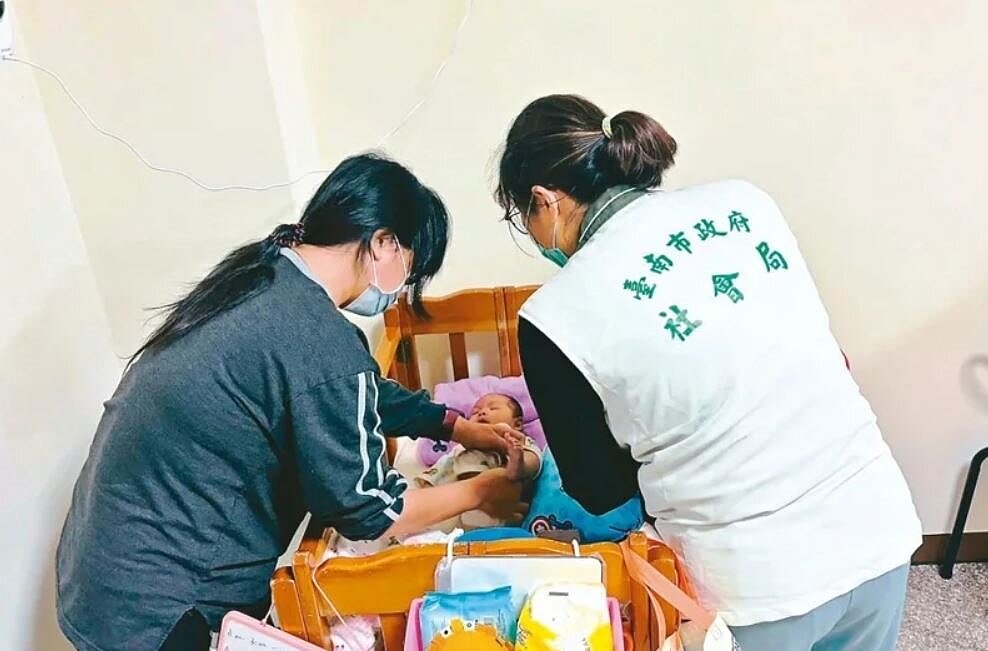 安置兒少占總體兒少的人數比率逐年攀升，去年共有4590名幼兒被安置。圖為社工人員訪視被安置在非兒少機構者的受照顧兒少。圖／台南市社會局提供
