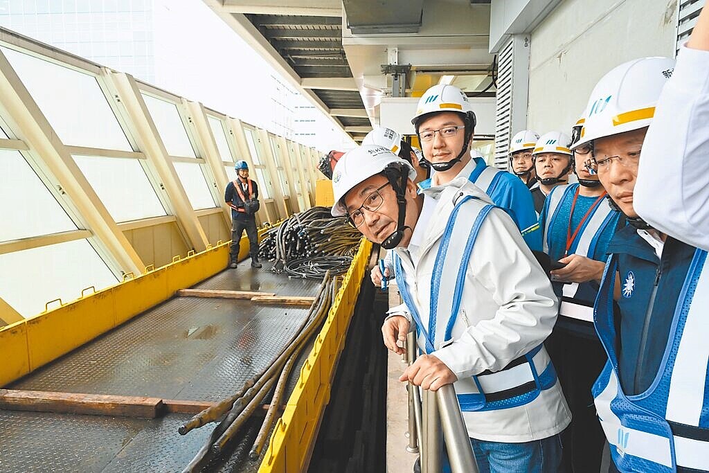 新北市長侯友宜（前排右二）19日視察新北捷運環狀線復原工程進度，目前工程順利，今年底有望通車。圖／新北市政府提供