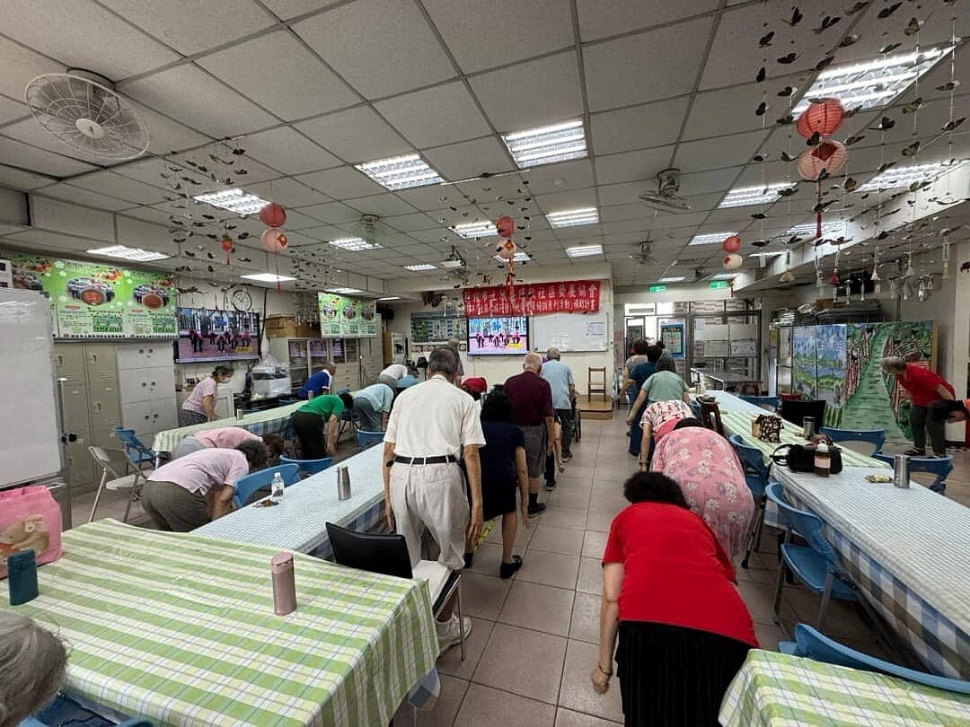 頂新里銀髮族健康操。（圖／土城樂生活Ｘ有你有我）