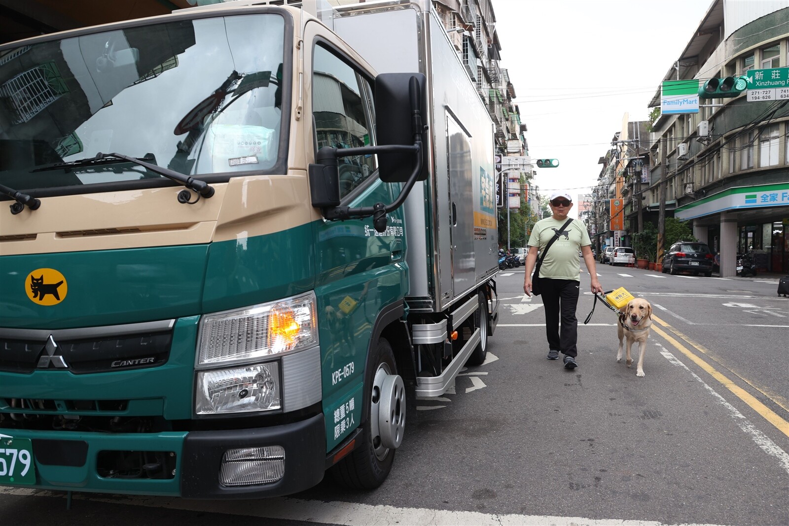 台灣交通環境對視障者不友善，視障者與導盲犬經常需要與車爭道。記者葉信菉／攝影 