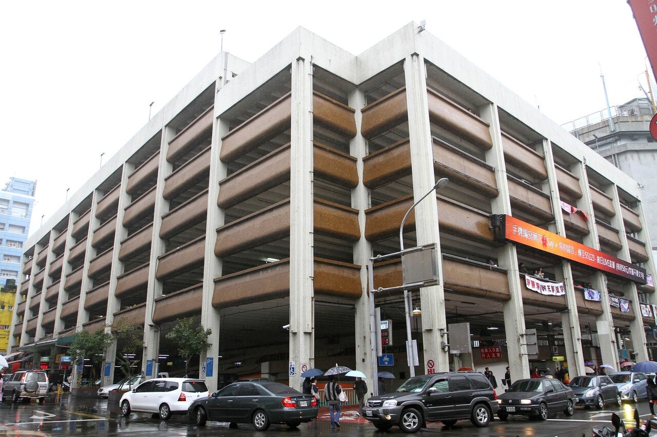 台北市停車位遠遠不足,停車場外總是大排長龍。圖/聯合報系資料照片