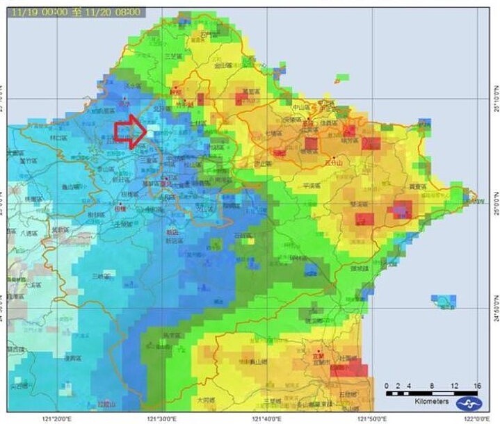 大台北地區溼答答，但是中間就是有幾乎不下雨的小區塊（箭頭所指之處）。圖／擷取自鄭明典臉書
