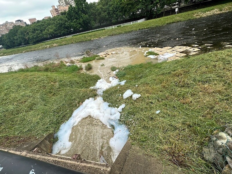 《水污染防治法》規定，禁止在河川水體或其沿岸規定距離內棄置污泥或淤泥。圖：環保局提供