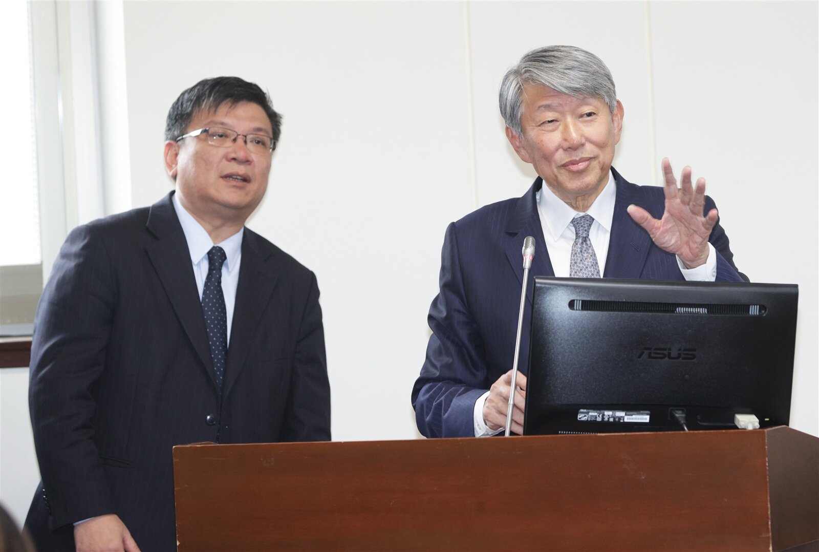 台電董事長曾文生(左)一住進官邸就被8台老舊冷氣嚇到,整個夏天只敢吹電風扇,很少開冷氣,免得電費支出太高會被罵。圖/本報系資料照片