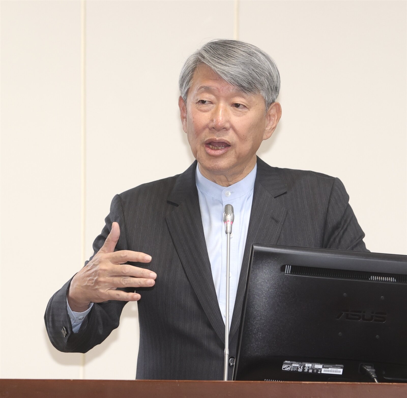 經濟部長郭智輝在立法院經委會答詢時表示,台積電很有可能一年在台灣蓋一個廠。記者曾吉松/攝影