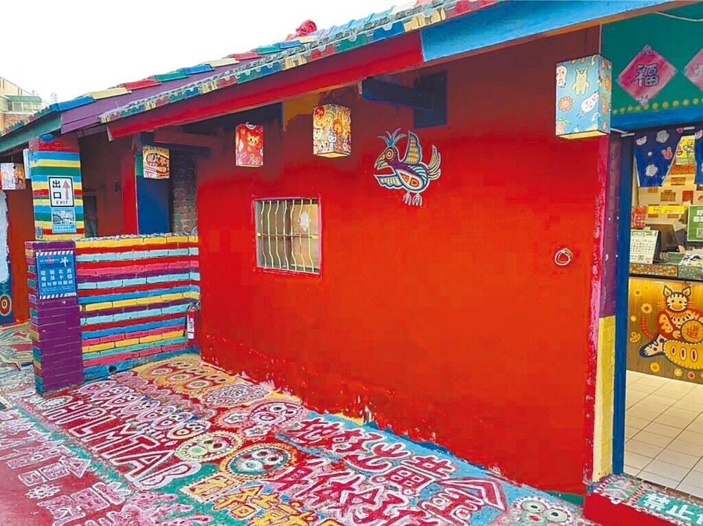 台中市知名「彩虹眷村」2022年遭當時協助營運的彩虹文創公司以油漆覆蓋畫作,中市府對魏姓執行長等人提告,一審民刑事皆敗訴,文化局將上訴。(中市府提供/馮惠宜台中傳真)