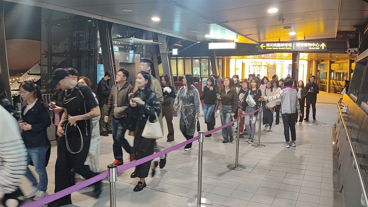 英國流行天后杜娃黎波(Dua Lipa)20日晚間在樂天桃園棒球場開唱,吸引約2萬名歌迷入場,晚間22點演唱會結束後,桃園市政府與桃捷公司協助疏運,約花費40分鐘。圖/桃園市政府提供