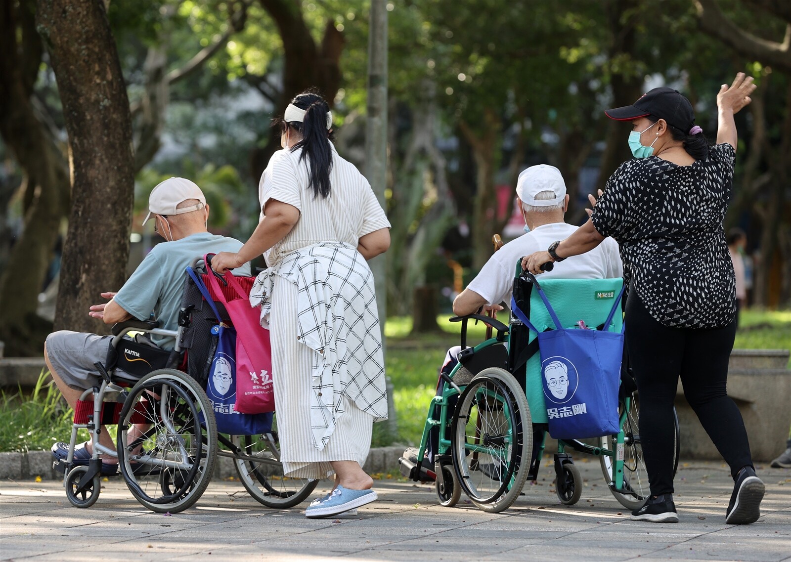 根據北市政府研考會的民調，34%市民目前正擔負家庭照顧工作，責任普遍存在。本報資料照片 