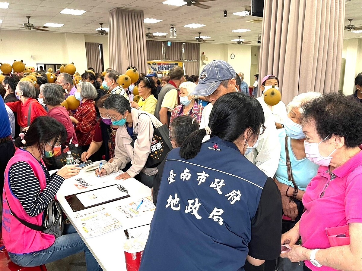 台南市政府地政局介紹地籍異動即時通服務好處，現場民眾申辦相當踴躍。圖／永慶房產集團提供