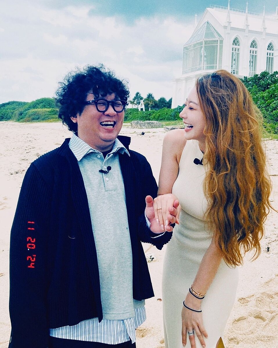 納豆在沖繩海邊向女友依依求婚。 圖／擷自IG