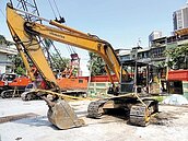 江翠國中停車場工程　挖土機半夜起火　監視器遭拔線