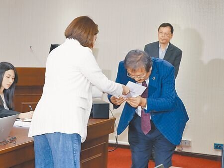 衛福部霸凌案連環爆,立委陳菁徽(左)21日質詢時拿出疾管署員工陳情書,並交給衛福部長邱泰源(右)。(杜宜諳攝)