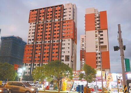 行政院推動「兆元投資國家發展方案」,希望吸引3兆元的保險資金投入公共建設。相關官員透露,住都中心和桃園市府擬透過發行永續債,吸引保險業投資社會住宅和捷運,成為示範案例。圖為社宅。(本報資料照片)