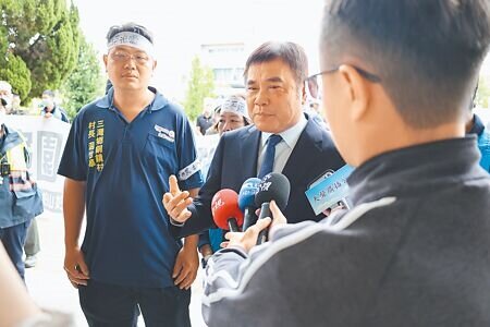 苗栗縣三灣鄉銅鏡村自救會21日到縣議會前抗議,反對在當地設置光電板計畫。縣長鍾東錦(右二)親自到場接受陳情,他並公開表態反對東一塊西一塊的設置光電,要求業者主動出面與鄉親溝通,縣政府也願協助協調,避免鄉親反彈。(呂麗甄攝)