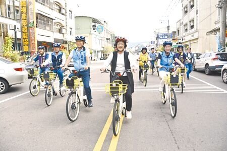 彰化縣長王惠美等人,21日在社頭火車站前廣場啟用MOOVO公共自行車站點。(李京昇攝)