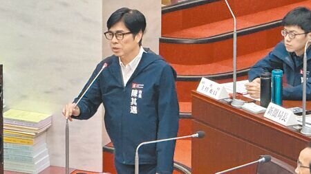 針對高鐵南延計畫,高雄市長陳其邁(前)重申立場,若交通部最後認為整體「利大於弊」,開挖施工能減少衝擊,他也會支持高雄案。(柯宗緯攝)