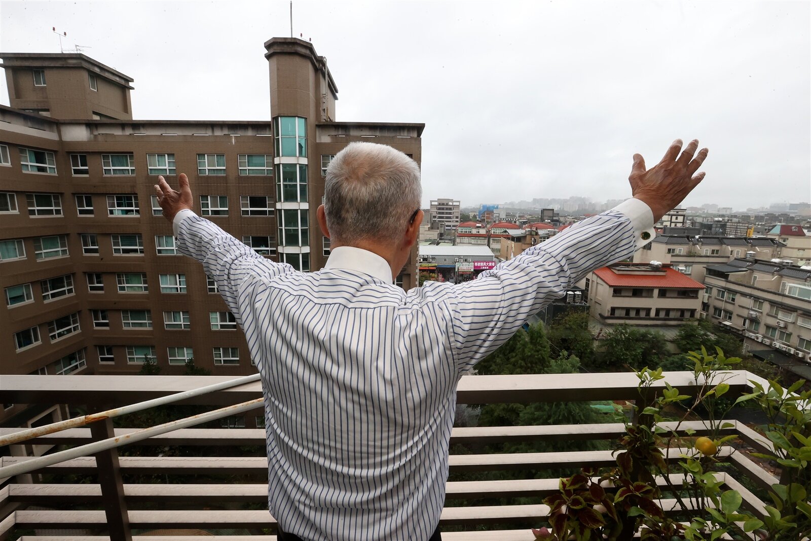 監察院前院長王建煊常站在自家陽台欣賞風景，並跟樓下的民眾打招呼。記者胡經周／攝影 