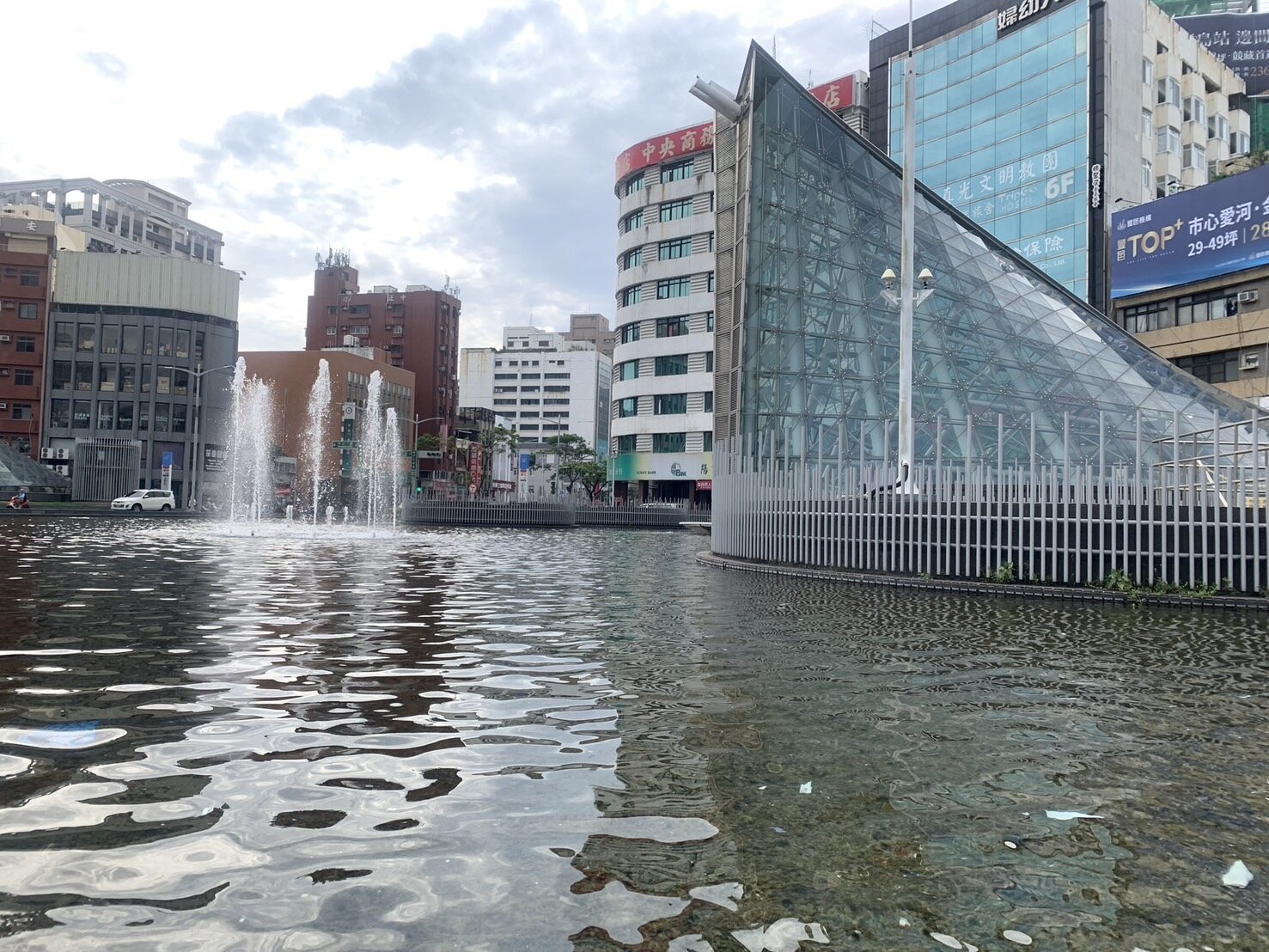 高雄捷運美麗島站4個出口處鏡面水池，成為全市熱門地標之一，卻被批池底長年長滿綠藻、青苔、散發異味，有衛生疑慮。記者宋原彰／攝影 