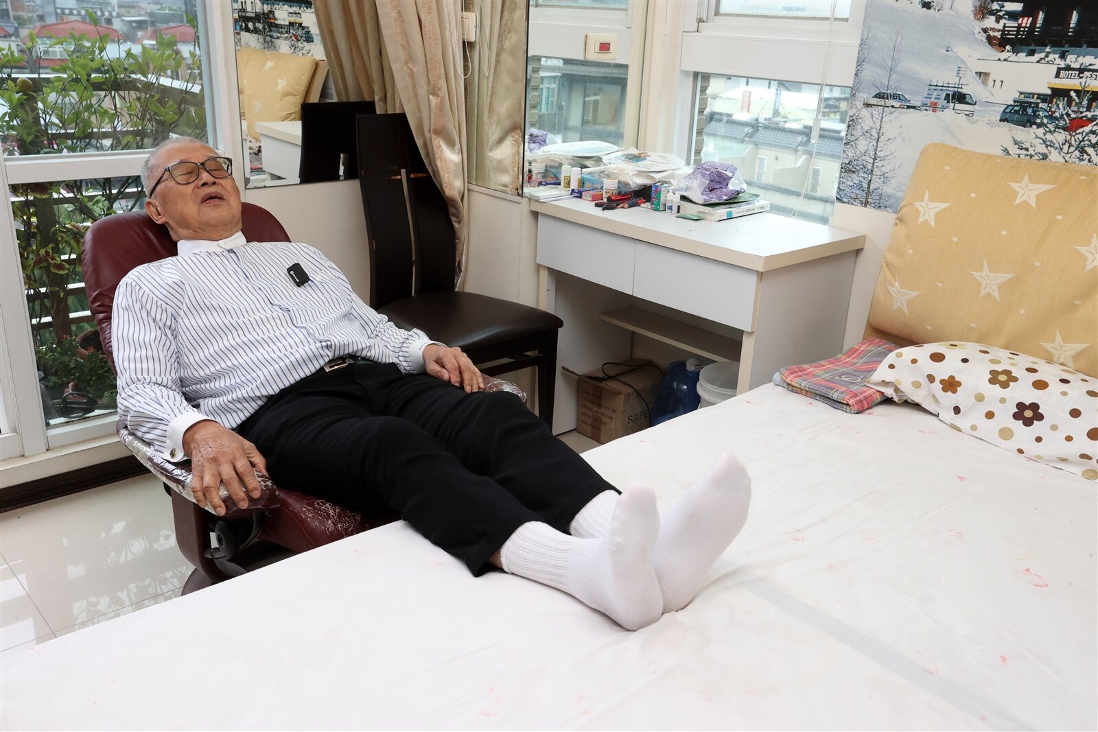 監察院前院長王建煊說，為怕打擾到夫人蘇法昭睡眠，他常常睡在一旁躺椅上，他表示這樣也很舒服。記者胡經周／攝影 