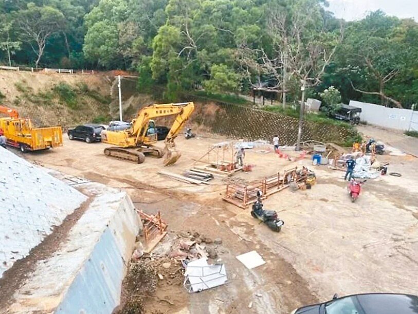 新竹市立自由車場今年1月投入1億1878萬元改善，挖土機進場整地，現已鋪上瀝青，但瀝青龜裂，民代擔心影響比賽。圖／新竹市議員劉彥伶提供
