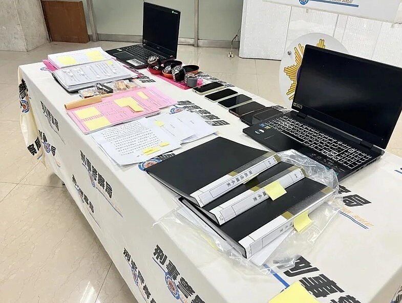 刑事局日前偵破不法集團以偽造代筆遺囑詐騙不動產的台版地面師案件,約談嫌犯51人,包括律師、警察、里長、戶政人員等,並搜出勞力士等名表。圖/記者廖炳棋翻攝