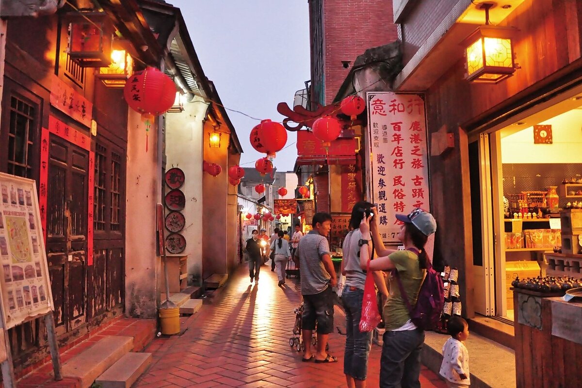 鹿港有傳統美食和古蹟寺廟景點 ,老街滿滿懷舊風,引人入勝。圖/彰化縣政府提供