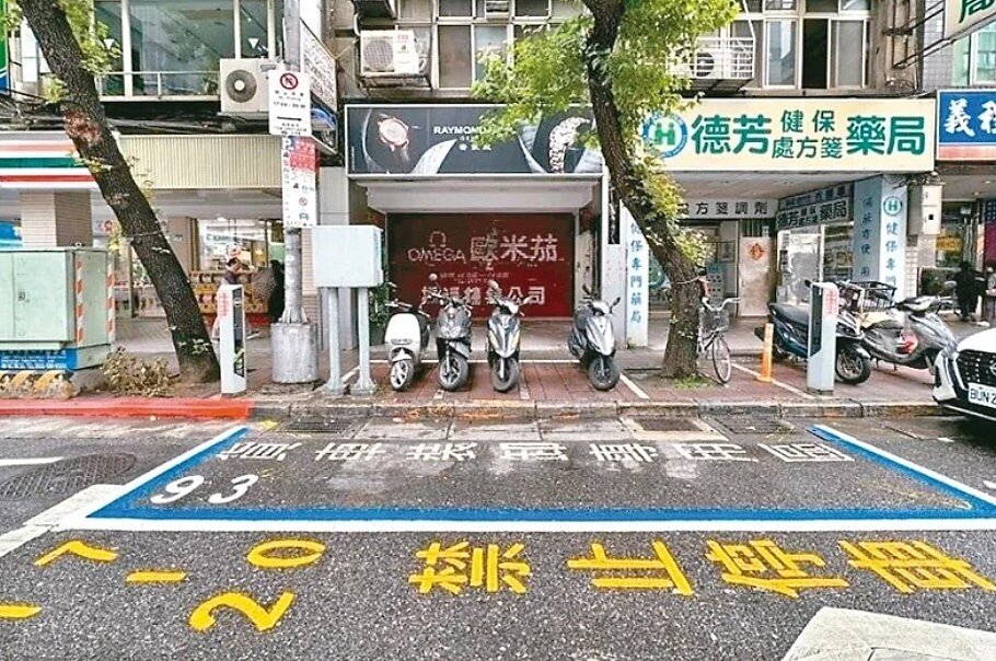 台北市在185格裝卸貨車位、2格營業用臨停區車位裝智慧車柱,以科技執法取締違停。圖/台北市交通局提供