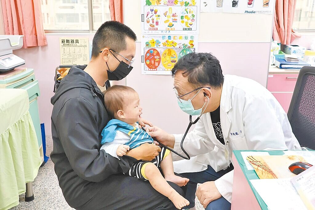 大甲李綜合醫院小兒科主任醫師余秋霖(右)21日表示,天氣逐漸轉涼,門診近期的呼吸道感染病例逐漸增多,1周就有3例發生,建議1歲以下的幼兒可施打疫苗,做好防護措施。(大甲李綜合提供/張妍溱台中傳真)