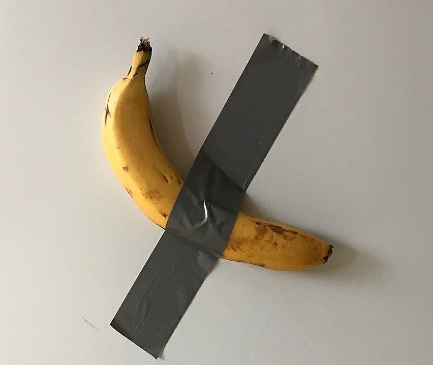 義大利藝術家卡特蘭（Maurizio Cattelan）用膠帶把一根香蕉黏在牆上，創作3幅名為「喜劇演員」（Comedian）的藝術品。圖／維基百科