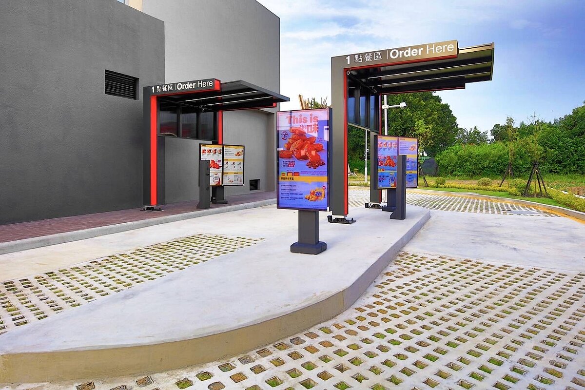 「西螺中山餐廳」設有全台唯一「12米寬的併肩型車道」。圖/麥當勞提供
