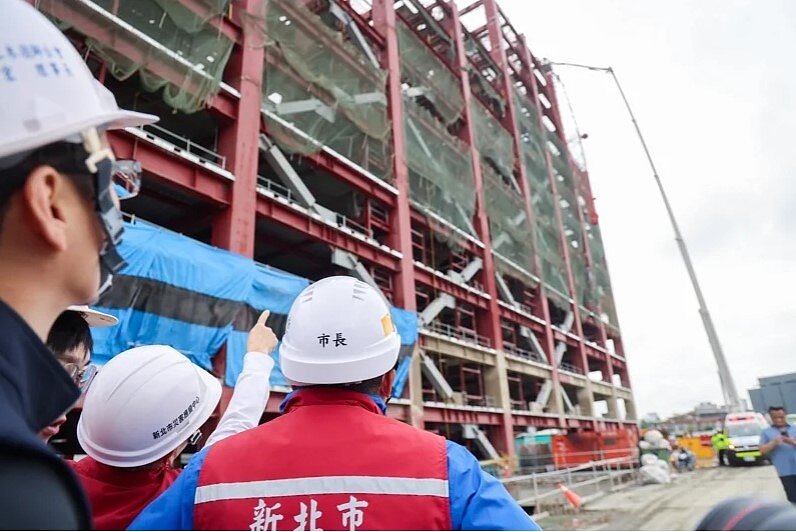 新北市長侯友宜22日前往三重第二行政中心工地。圖/新北市新聞局提供