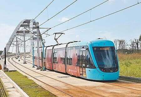 新北捷運提速計畫啟動,將淡海輕軌淡金北新站至新市一路站時速從10公里逐漸增快至60公里。(本報資料照片)