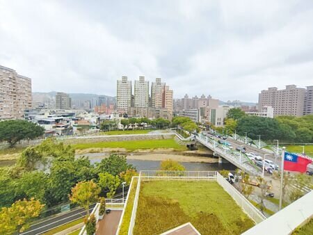 桃園市都市發展局編列6200萬元預算用在明年的補助老舊公寓修繕,民代希望多編列預算。(賴佑維攝)