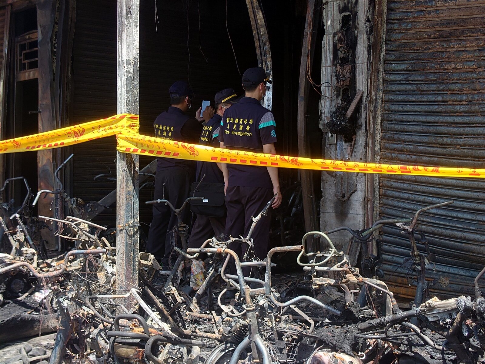 彰化縣北斗鎮一家電動自行車店今年7月30日失火,店內電動自行車付之一炬。記者簡慧珍/攝影