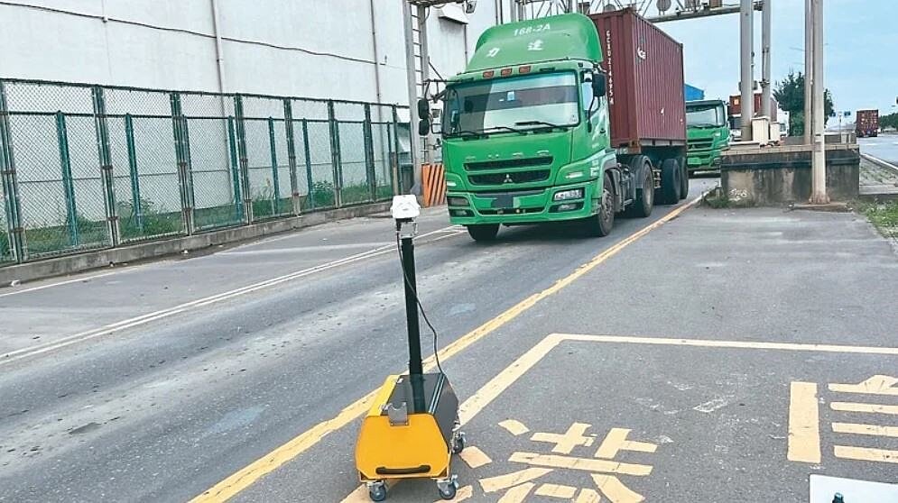 新北防治空汙,以移動式車牌辨識系統鎖定經過的黑名單車輛,即時攔檢。圖/新北市環保局提供