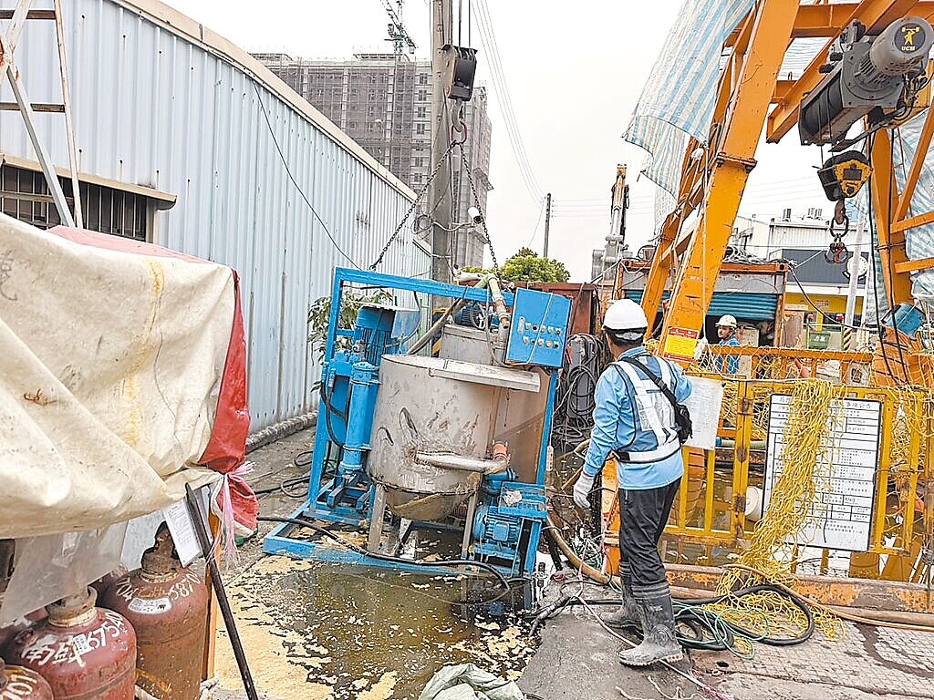 台南仁德區汙水下水道工程驚傳工安意外，22日凌晨疑因自來水管破裂，造成地基下陷、材滑機傾倒，壓死53歲夏姓巡夜人員。圖／讀者提供