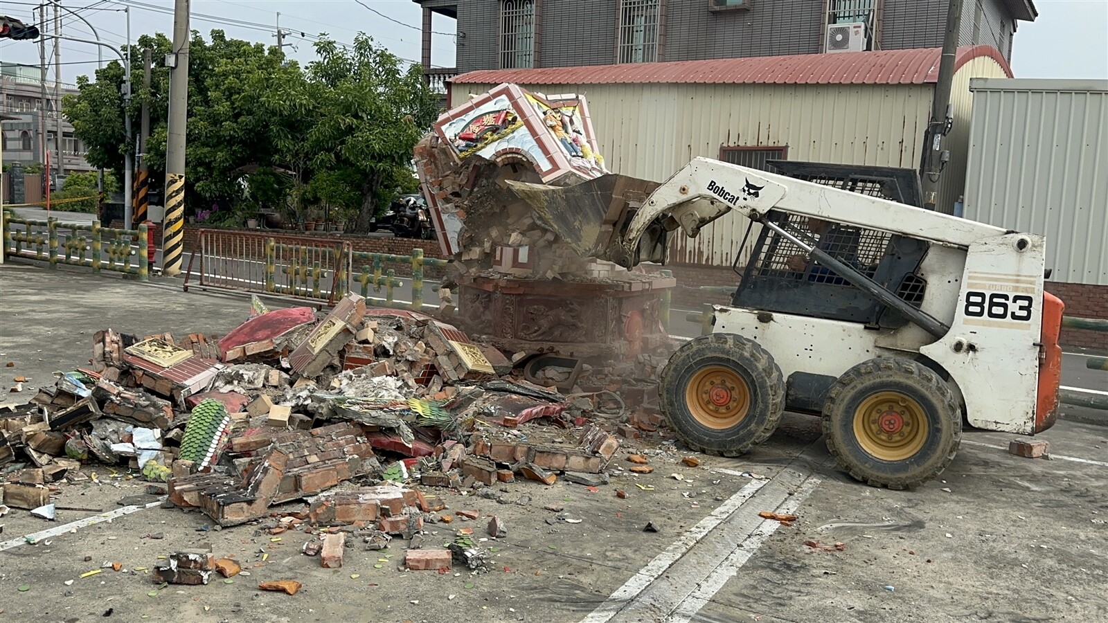 台南地震造成新市區崙仔頂清水宮金爐崩裂、上方剪黏混凝土墜地，因擔心危及民眾今天將金爐拆除。記者周宗禎／攝影 