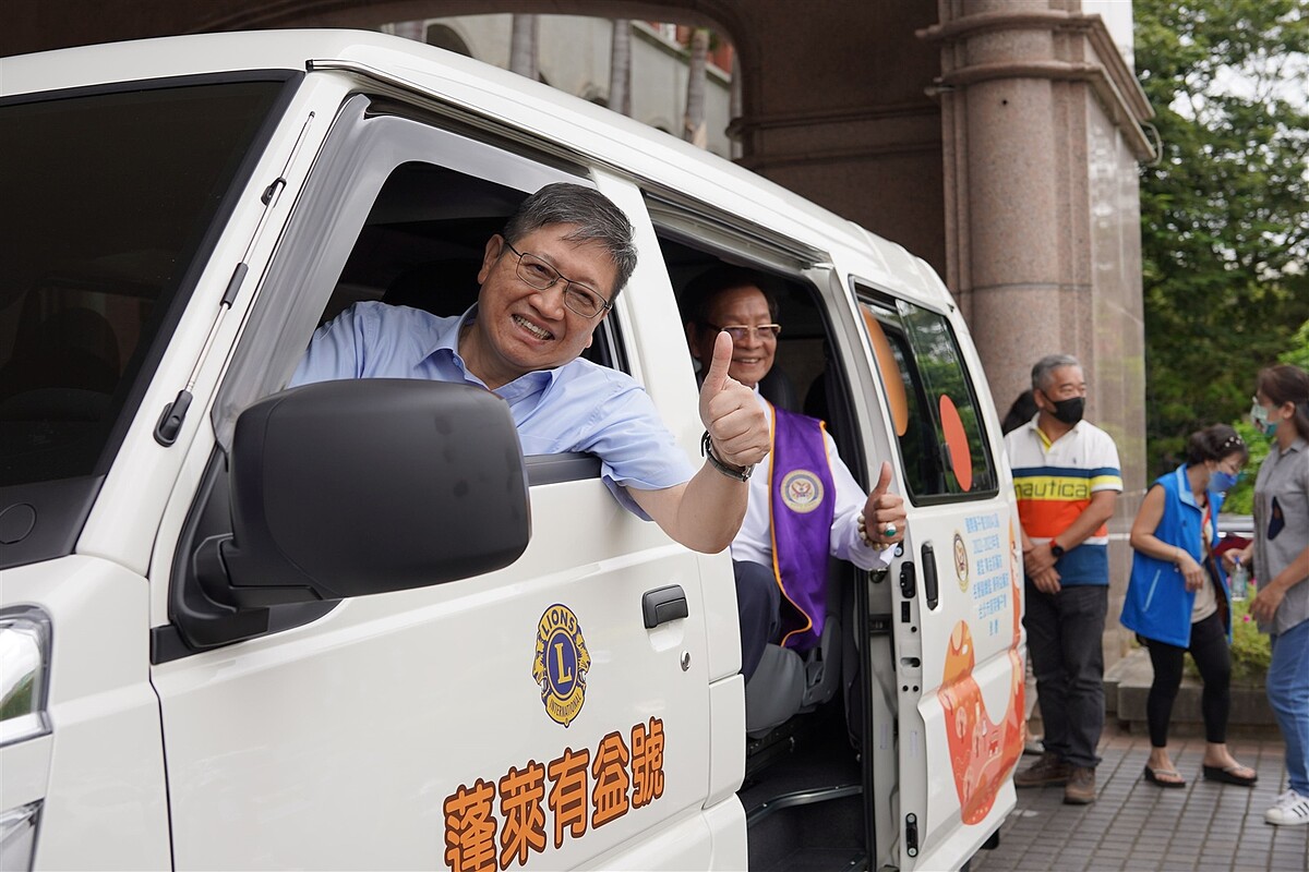 新竹縣長楊文科近年推動各鄉鎮幸福巴士。圖／交通旅遊處提供
